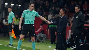 15/03/26 PARTIDO SEGUNDA DIVISION
SPORTING DE GIJON - CASTELLON
BORJA JIMENEZ EN BANDA CON EL ARBITRO