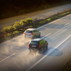 ¿Me tengo que quitar del carril izquierdo si voy a 120 km/h y alguien quiere pasar? Esto dice el Reglamento de la DGT