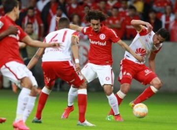 Inter de Porto Alegre sufrió y mucho para derrotar a Santa Fe. Charles Aránguiz fue clave en la mitad de la cancha.