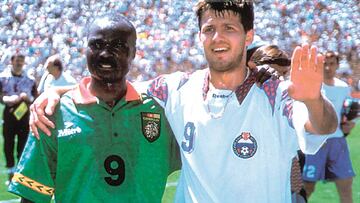 Salenko y Milla posan después de marcar cinco goles a Camerún.