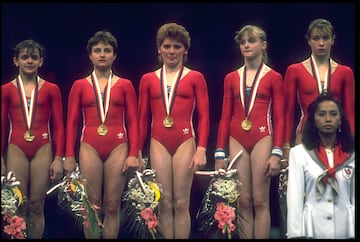 La ya desaparecida Uni¨®n Sovi¨¦tica suma durante sus participaciones entre 1952 y 1988 un total de 1010 medallas de las cuales 395 son de oro, 319 de plata y 296 de bronce. Por su parte, Rusia, a quien el Comit¨¦ Ol¨ªmpico Internacional (COI) considera de forma independiente, se sit¨²a en el puesto n¨²mero 11 del ranking con 431, 148 de oro, 130 de plata y 153 de bronce.