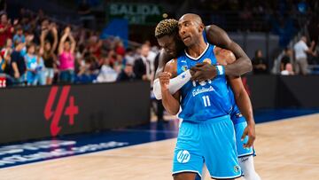 Mus Barro abraza a su compañero en el Movistar Estudiantes Jayson Granger tras un triple del uruguayo frente al Monbus Obradoiro.