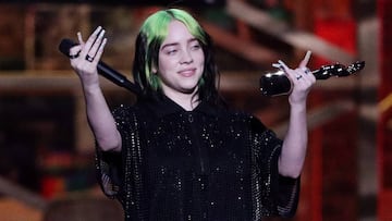 Billie Eilish recibe el premio a la mejor artista femenina solista internacional en los Brit Awards en el O2 Arena de Londres, Gran Bretaña. Febrero 18, 2020.