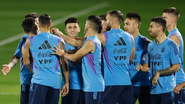 DOHA, 05/12/2022.- Los jugadores de Argentina participan en un entrenamiento de su selección en Doha (Catar) este lunes, para preparar el próximo partido de Cuartos de final frente a Países Bajos. EFE/Juan Ignacio Roncoroni
