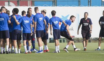 Los jugadores del Barcelona reciben a Neto con una novatada haciendo pasar al jugador por un pasillo de collejas, una tradición no escrita en la plantilla del FC Barcelona. Se trata de un bautismo de fuego de poco más de tres segundos si lo pasas a una velocidad moderada 