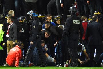 La grada se partió tras el gol de Touré con la celebración de los seguidores del Lille. Hay más de 20 heridos de distinta consideración. El partido fue suspendido.