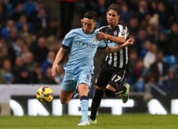 Samir Nasri protege la pelota de Ayoze Pérez.