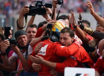 Fernando Alonso lo celebra con su equipo. 