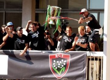 02/06/13. Jonny Wilkinson, capit¨¢n del Toulon, levanta la copa Heineken tras ganar al Clermont en la final de la Heineken Cup.