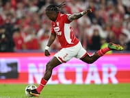 Santa Fe's forward #11 Hugo Rodallega controls the ball during the Superliga final second-leg football match between Independiente Santa Fe and Junior at the Nemesio Camacho El Campin Stadium in Bogota on January 21, 2026. (Photo by RAUL ARBOLEDA / AFP)
