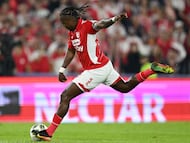Santa Fe's forward #11 Hugo Rodallega controls the ball during the Superliga final second-leg football match between Independiente Santa Fe and Junior at the Nemesio Camacho El Campin Stadium in Bogota on January 21, 2026. (Photo by RAUL ARBOLEDA / AFP)