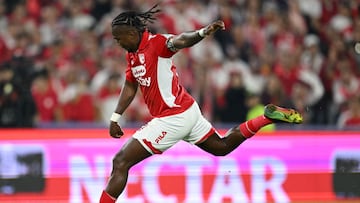 Santa Fe's forward #11 Hugo Rodallega controls the ball during the Superliga final second-leg football match between Independiente Santa Fe and Junior at the Nemesio Camacho El Campin Stadium in Bogota on January 21, 2026. (Photo by RAUL ARBOLEDA / AFP)