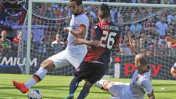 Benatia corta un balón ante Centurión, del Genoa.