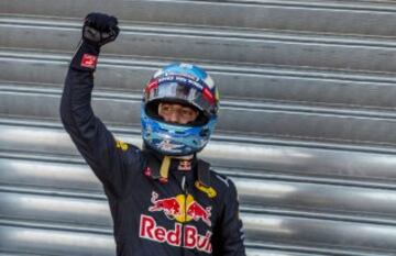 Daniel Ricciardo después de conseguir la pole para la carrera de mañana.