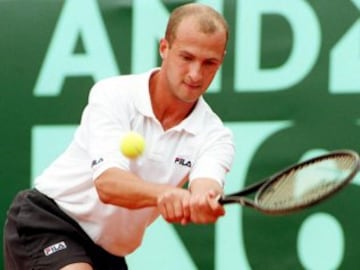 El ucraniano estuvo 2-0 en sets arriba en la final de Roland Garros 1999 ante Andre Agassi, quien terminó ganando 1-6, 2-6, 6-4, 6-3, 6-4.