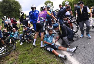 Las ca¨ªdas han sido protagonistas de la primera etapa del Tour de Francia 2021, una de ellas por culpa de una pancarta de una espectadora. El corredor de Jumbo-Visma, Tony Martin, choc¨® con una espectadora que sosten¨ªa un cartel, lo que provoc¨® que numerosos corredores se fueran al suelo. La segunda ca¨ªda fue a 5 km de la meta cuando un corredor se fue al lateral provocando que varios corredores salieran catapultados.