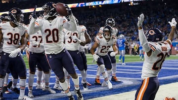 DETROIT, MI - NOVEMBER 22: Corner back Kyle Fuller #23 of the Chicago Bears celebrates his interception in the fourth quarter with other teammates of the defense during an NFL game against the Detroit Lions at Ford Field on November 22, 2018 in Detroit, M
