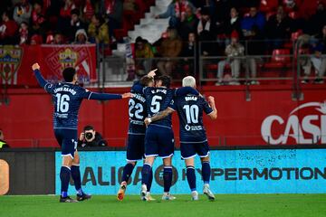 Los jugadores del C¨¢diz festejan el gol de Ontiveros.
