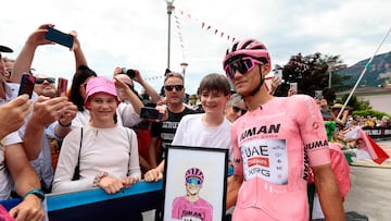 UAE Team Emirates XRG's Mexican rider Isaac Del Toro (R) poses with fans before the start of the 17th stage of the 108th Giro d'Italia cycling race, 155kms from San Michele all'Adige to Bormio, on May 28, 2025. (Photo by Luca Bettini / AFP)