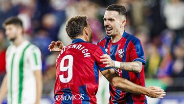Sergi Enrich y Joaquín celebran un gol.