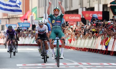 Mads Pedersen celebra la victoria de etapa.