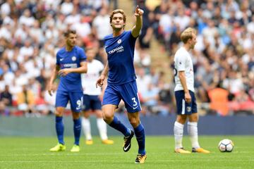 El gran partido de la fecha en la Premier League terminó con victoria del Chelsea 1-2 sobre el Tottenham en Wembley. Los ‘Blues’ se adelantaron con un golazo de tiro libre Marcos Alonso, los Spurs empataron gracias a un autogol de Batshuayi y, en la recta final del encuentro, otro gol de Alonso dio la ventaja definitiva a los vigentes campeones de Inglaterra. Los líderes de la liga, tras dos jornadas, es el Manchester United, que arrasó 0-4 al Swansea.