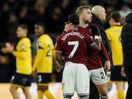 Soccer Football - Premier League - Wolverhampton Wanderers v West Ham United - Molineux Stadium, Wolverhampton, Britain - January 3, 2026 West Ham United's Jarrod Bowen and Crysencio Summerville look dejected after the match Action Images via Reuters/Jason Cairnduff EDITORIAL USE ONLY. NO USE WITH UNAUTHORIZED AUDIO, VIDEO, DATA, FIXTURE LISTS, CLUB/LEAGUE LOGOS OR 'LIVE' SERVICES. ONLINE IN-MATCH USE LIMITED TO 120 IMAGES, NO VIDEO EMULATION. NO USE IN BETTING, GAMES OR SINGLE CLUB/LEAGUE/PLAYER PUBLICATIONS. PLEASE CONTACT YOUR ACCOUNT REPRESENTATIVE FOR FURTHER DETAILS..