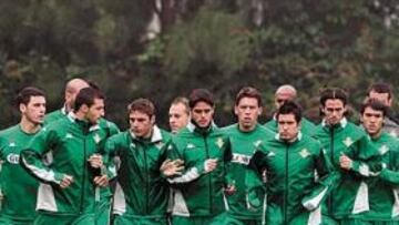 <b>PREPARADOS, LISTOS... ¡YA! </b>Melli, Varela, Joaquín, Juanlu, Óscar López, Cañas, Xisco Dani y compañía ya desean que este partido arranque. Ayer trabajaron en la mini concentración de Isla Canela.
