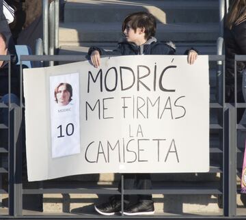 Cientos de seguidores se acercaron a la ciudad deportiva del Real Madrid para ver a sus ídolos durante el último entrenamiento del año