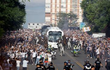 Cientos de seguidores se concentraron para recibir el autobús del Real Madrid antes del partido contra el Manchester City.