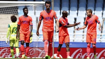 Los jugadores del Granada cabizbajos.
