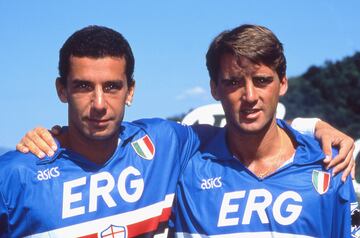 Gianluca Vialli se abraza Roberto Mancini durante una sesión de fotos oficiales de la Sampdoria. Durante su vida forjó una gran amistad con él.