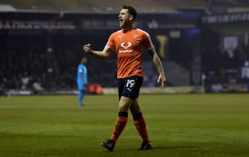 El delantero irlandés de 28 años  cuenta con 9 goles en la tercera división de Inglaterra. Collins juega para Luton Town.  