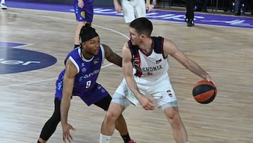 PALENCIA, 27/04/2024.- El capitán del Baskonia Tadas Sedekerskis (d) juega un balón ante Mathieu Kamba, del Zunder Palencia, durante el partido de la Liga Endesa de baloncesto disputado este sábado en el Pabellón Municipal de Palencia. EFE/Almudena Álvarez
