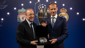 Florentino P&eacute;rez entrega a Ceferin una maqueta del nuevo Bernab&eacute;u. 