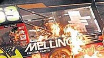 <b>EN LLAMAS. </b>Terry Cook sufrió este espectacular accidente en la salida de las Craftsman Series y no sufrió ninguna lesión, lo mismo que sucedió en el resto de accidentes.