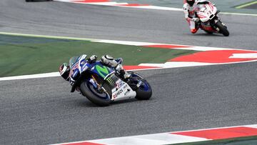 Lorenzo pasando por la chicane de F1 del trazado de Montmeló.