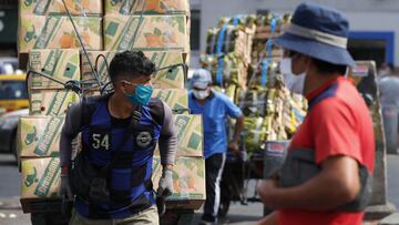 Un hombre con tapabocas trabaja en el Mercado Mayorista de Frutas, el 9 de septiembre de 2020, en Lima (Per&uacute;). EFE/Paolo Aguilar/Archivo