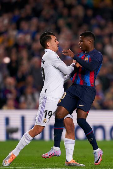 El madridista y el cul¨¦ llegaron brevemente a las manos. Esta fue una de las ¨²ltimas acciones del partido. Luego, arranc¨® la tangana entre Tenas y Carvajal.