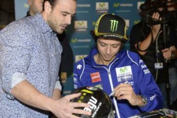 Valentino Rossi y Jorge Lorenzo firmaron autógrafos en el edificio Telefónica de Gran Vía, Madrid. 