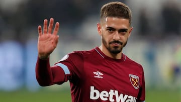 FILE PHOTO: Soccer Football - Premier League - West Ham United v Fulham - London Stadium, London, Britain - February 22, 2019  West Ham&#039;s Manuel Lanzini waves to the fans at the end of the match   REUTERS/David Klein  EDITORIAL USE ONLY. No use with unauthorized audio, video, data, fixture lists, club/league logos or &quot;live&quot; services. Online in-match use limited to 75 images, no video emulation. No use in betting, games or single club/league/player publications.  Please contact your account representative for further details./File Photo