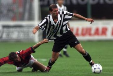 Zidane fichó con la Juventus de Turín en 1996 procedente del Girondins de Burdeos. Allí se dio a conocer mundialmente. En 1996 ganó su primera Supercopa de Europa ante el París Saint-Germain, tras ganar 1-6 en la ida en París y 3-1 en la vuelta.