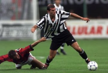 Zidane fichó con la Juventus de Turín en 1996 procedente del Girondins de Burdeos. Allí se dio a conocer mundialmente. En 1996 ganó su primera Supercopa de Europa ante el París Saint-Germain, tras ganar 1-6 en la ida en París y 3-1 en la vuelta.