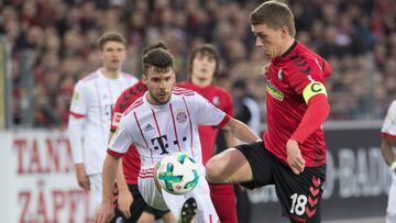 Petersen y Bernat en la lucha por el bal&oacute;n en el juego entre Friburgo y Bayern M&uacute;nich por Bundesliga