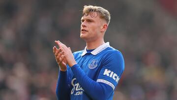 Jarrad Branthwaite, jugador del Everton, durante un partido.