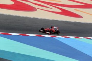 Fernando Alonso conduce durante la primera sesión de entrenamientos del Gran Premio de F1 de Bahrain