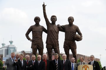 La estatua en un acto del Manchester United con Alex Ferguson y los supervivientes de los 'Busby Babes'