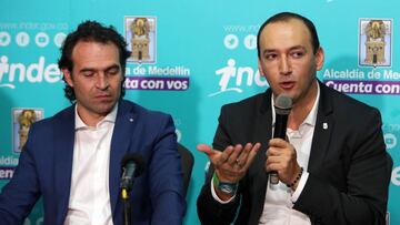 El presidente del Club Atlético Nacional, Juan Carlos de la Cuesta y el Alcalde de Medellín, Federico Gutiérrez durante la rueda de prensa.