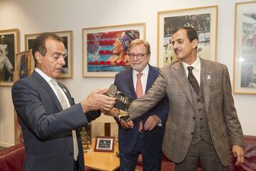 Mohammed Jaham A A Al Kuwari, Embajador de Qatar en España, Juan Luis Cebrián y Shk. Khalid bin Thani bin Abdullah Al Thani, vicepresidente de Dar Al Sharq Group.