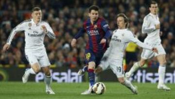 Kroos, Modric y Bale intentan cortar un avance de Messi.